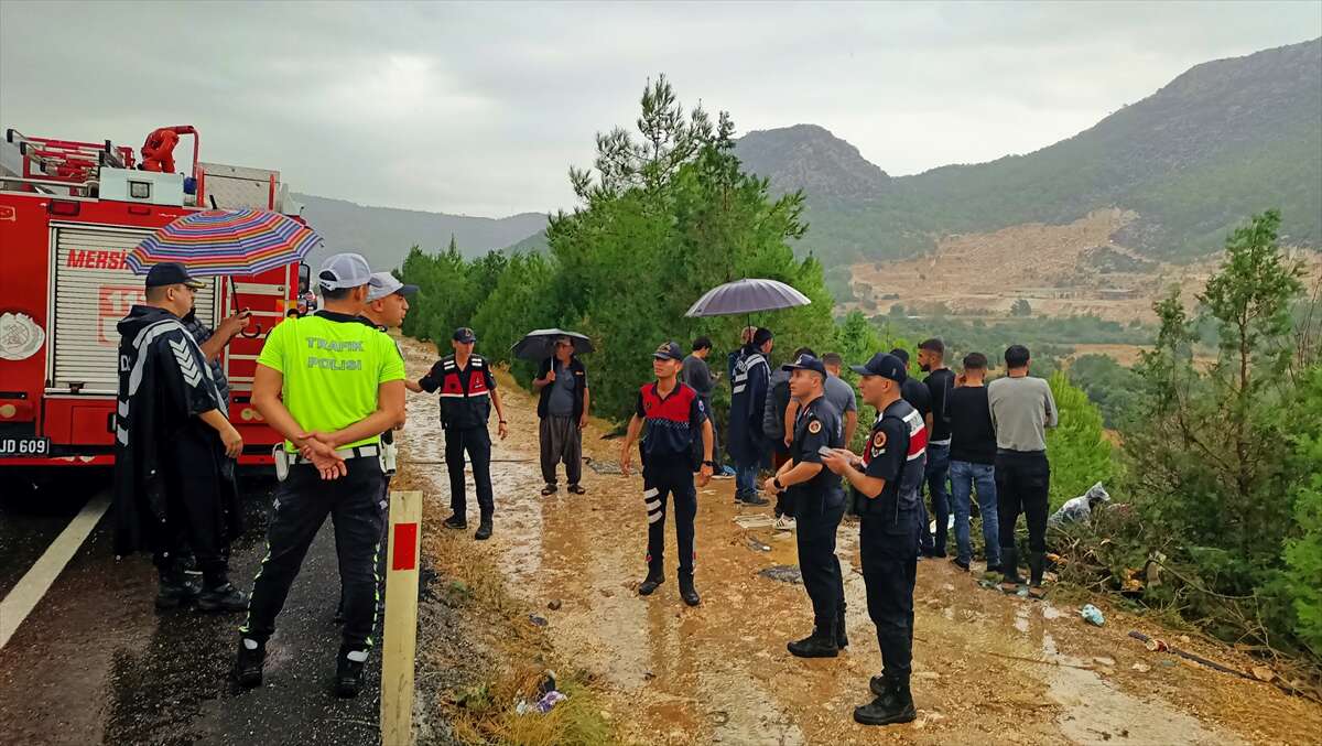 Yolcu minibüsü uçuruma yuvarlandı! 17 kişi yaralandı 3